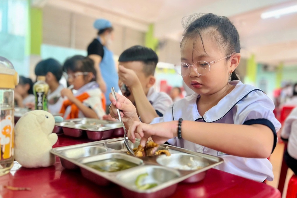 Nơi cung cấp hơn 1000 suất ăn trả lời về vụ cho học sinh ăn th.ịt ôi khiến 60 em nhập viện: “Thịt hết hạn vẫn dùng, không thối là được”