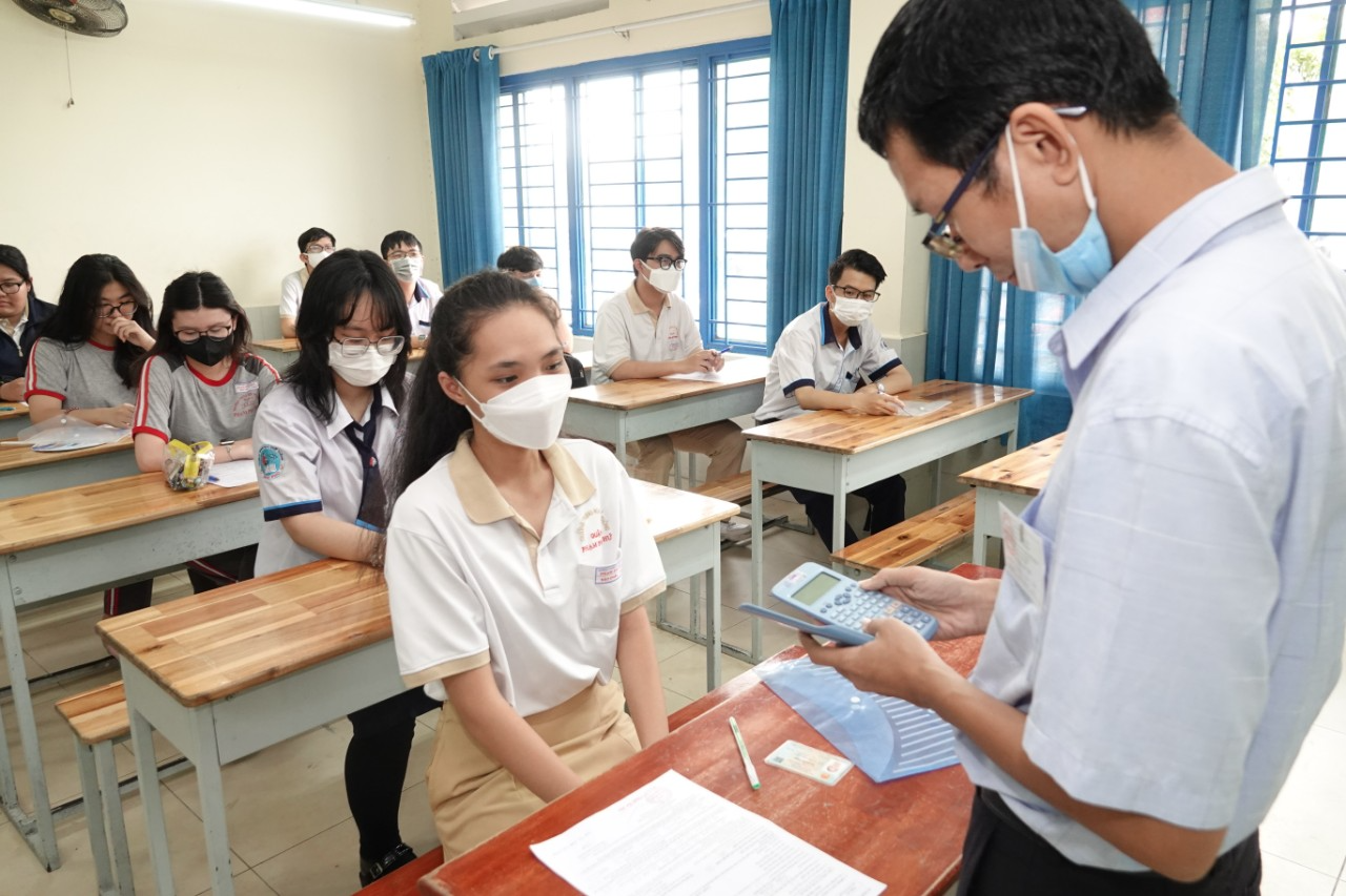 Chỉ đạo khẩn vụ học sinh dùng ‘phao’ khi thi tốt nghiệp, bị phát hiện nhưng không xử lý